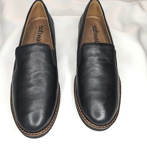 SOFTWALK WHISTLE WOMEN'S BLACK LEATHER SLIP ON LOAFERS. SZ 6N